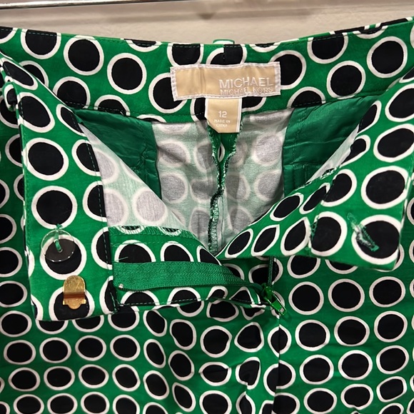Michael Michael Kors Green, Black and White Circular Print Chino Shorts Size 12 - Picture 7 of 7
